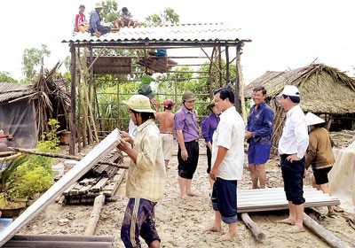 Residents rebuilding a collapsed house in Bac Lieu Province after the cyclone (Photo: SGGP)